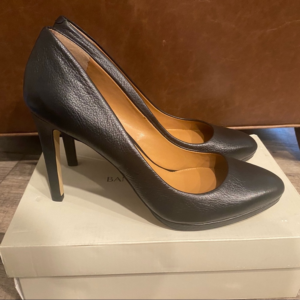 Banana Republic black leather pumps never worn great condition size 10